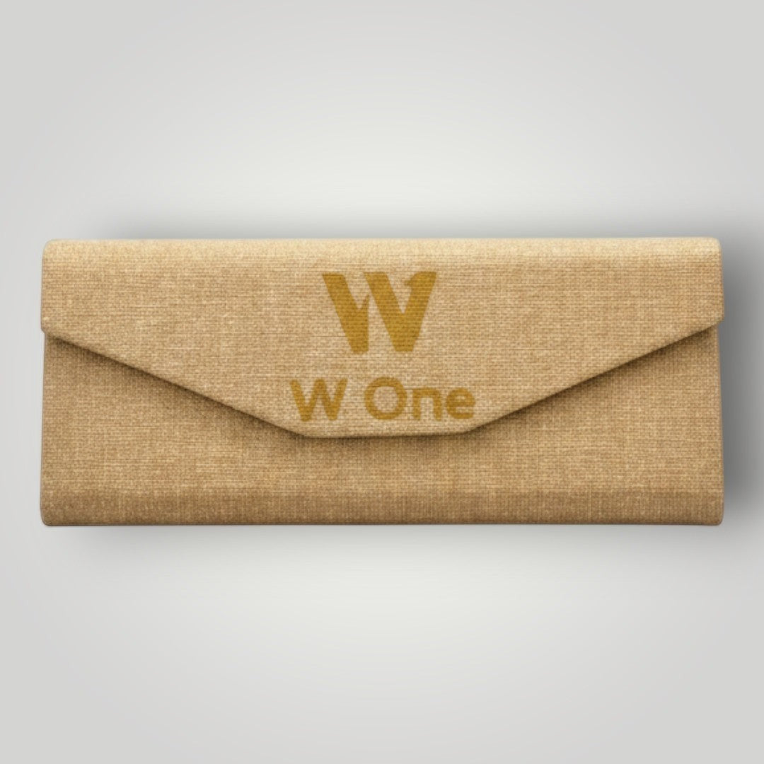 Case para óculos W One Brand Store dourada com textura elegante e logo estampado na aba frontal