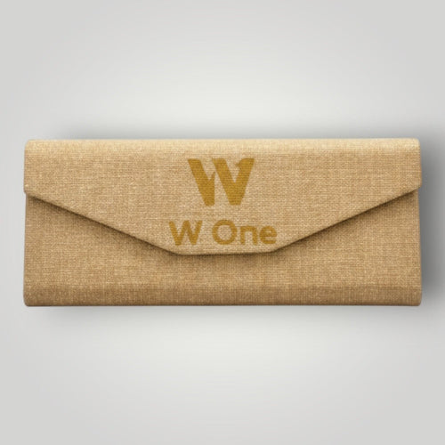 Case para óculos W One Brand Store dourada com textura elegante e logo estampado na aba frontal