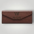 Case para óculos W One Brand Store em tom marrom madeira com design sofisticado e logo gravado na aba frontal