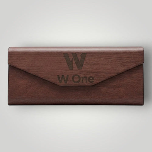 Case para óculos W One Brand Store em tom marrom madeira com design sofisticado e logo gravado na aba frontal