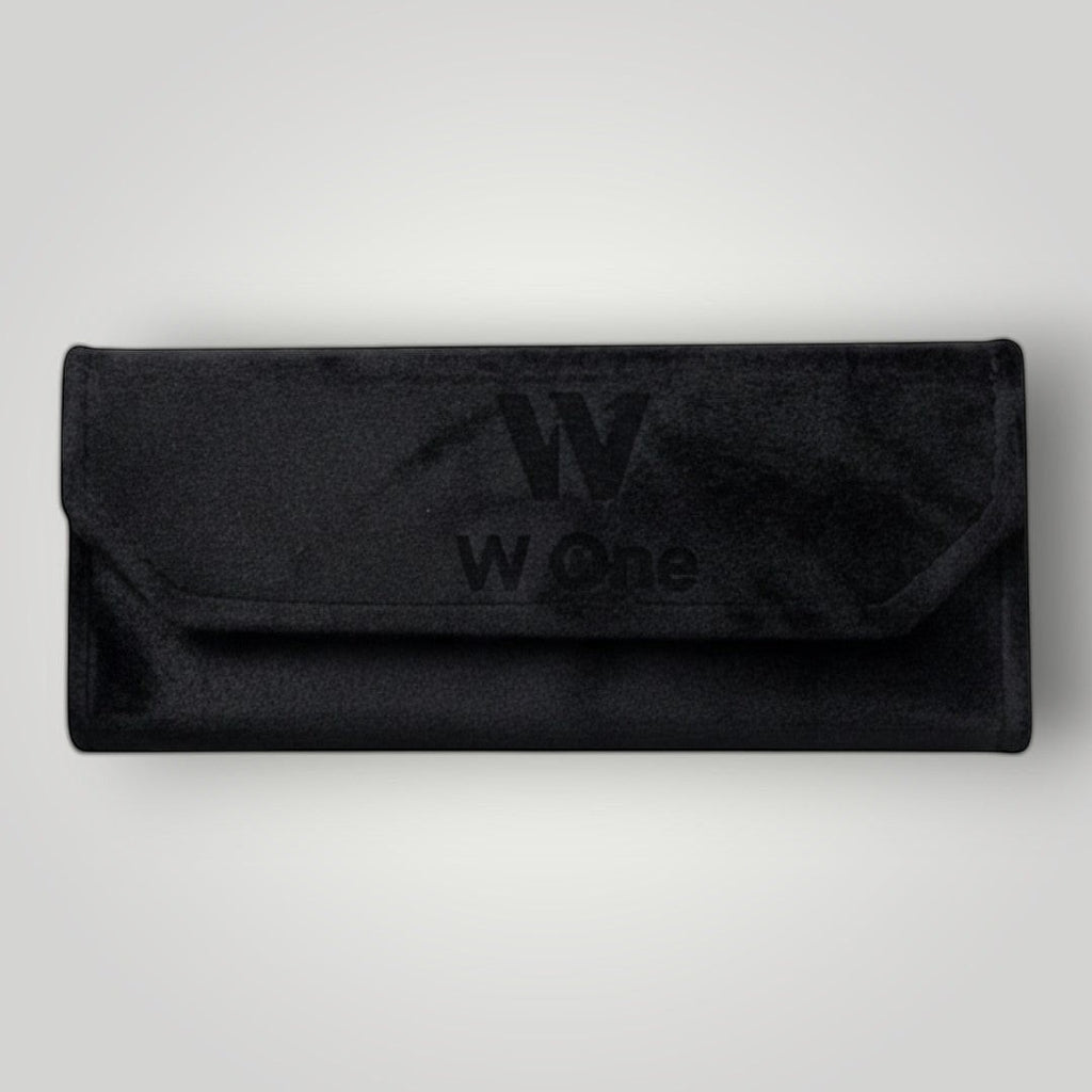 Case para óculos W One Brand Store em veludo preto com logo gravado, acessório elegante e protetor
