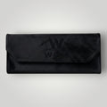 Case para óculos W One Brand Store em veludo preto com logo gravado, acessório elegante e protetor