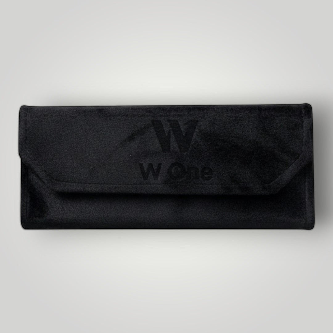 Case para óculos W One Brand Store em veludo preto com logo gravado, acessório elegante e protetor