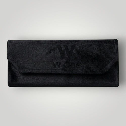 Case para óculos W One Brand Store em veludo preto com logo gravado, acessório elegante e protetor