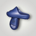 Chinelo slide W One Brand Store Cloud Move azul marinho em EVA, design minimalista de peça única com logo gravado.