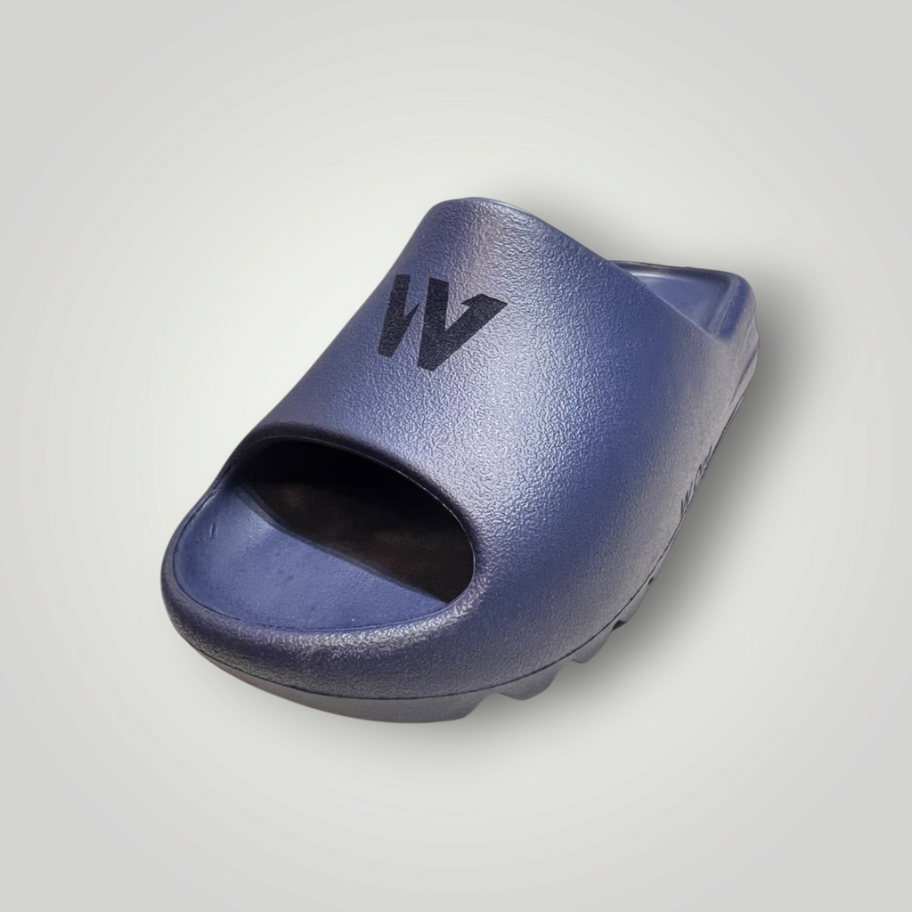 Chinelo slide W One Brand Store Cloud Move azul marinho em peça única de EVA com logo W em destaque