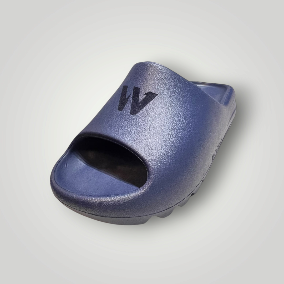 Chinelo slide W One Brand Store Cloud Move azul marinho em peça única de EVA com logo W em destaque