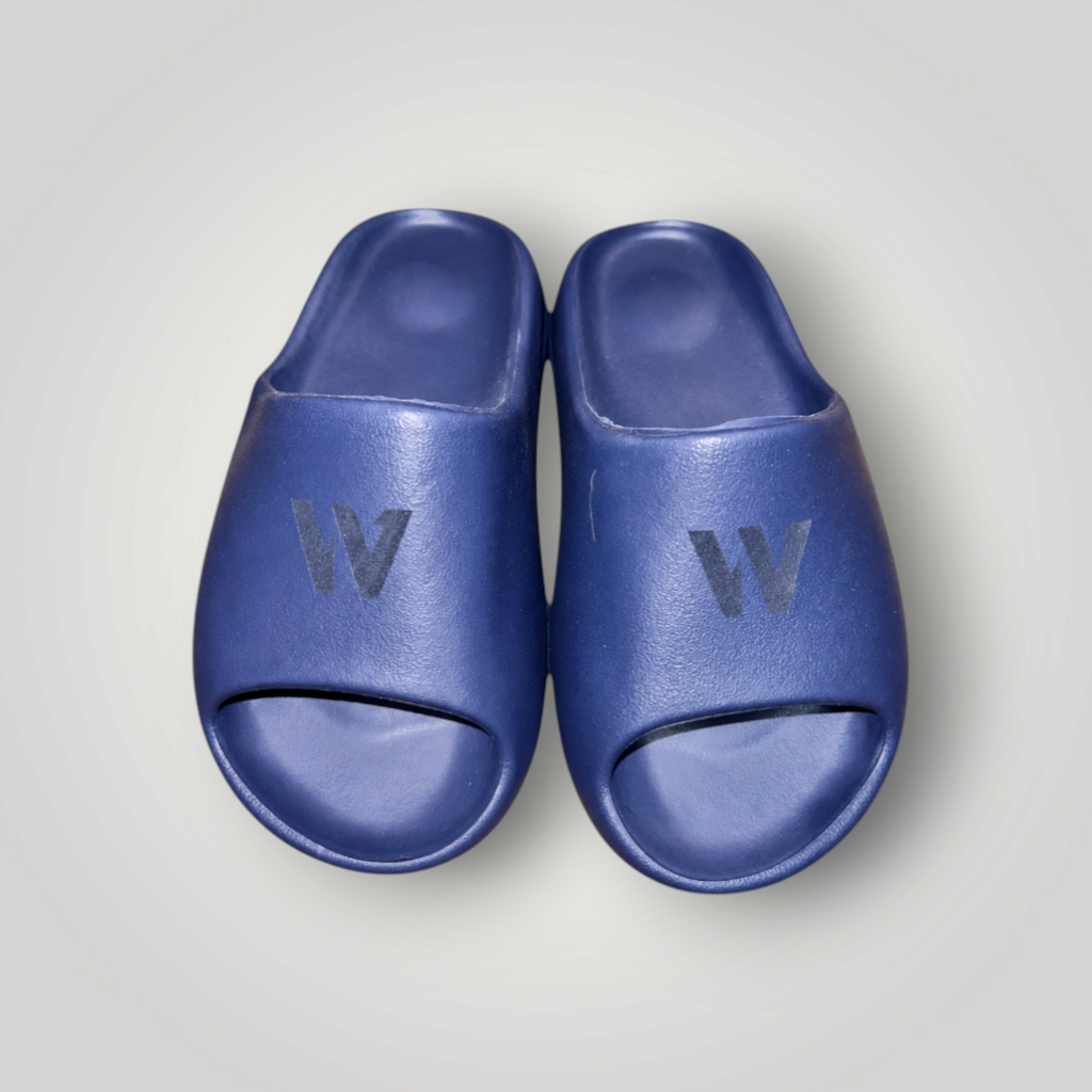 Chinelo slide W One Brand Store Cloud Move azul marinho em EVA de peça única com logo discreto no cabedal