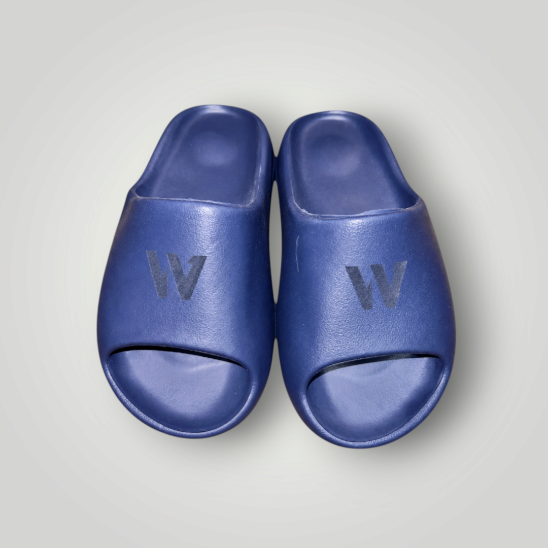 Chinelo slide W One Brand Store Cloud Move azul marinho em EVA de peça única com logo discreto no cabedal