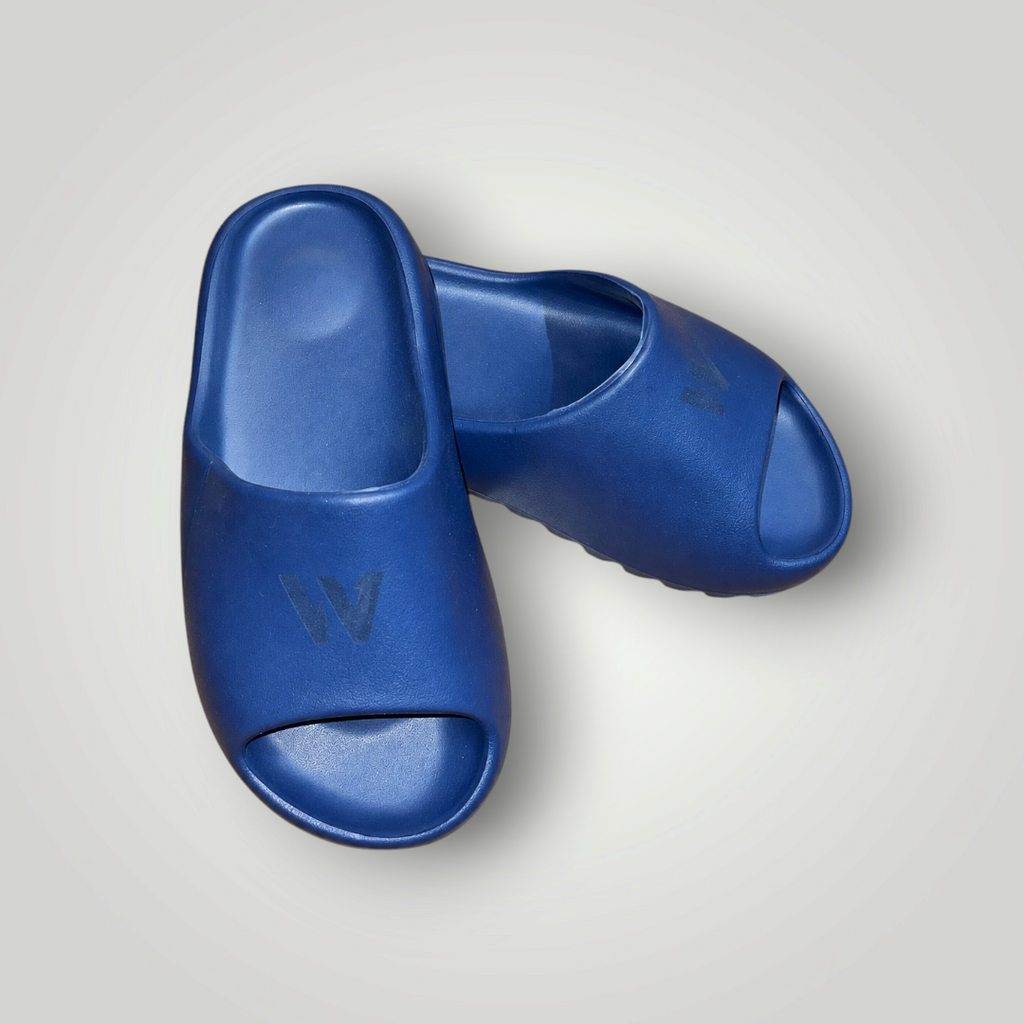 Chinelo slide W One Brand Store Cloud Move azul marinho em EVA de peça única com design minimalista e confortável