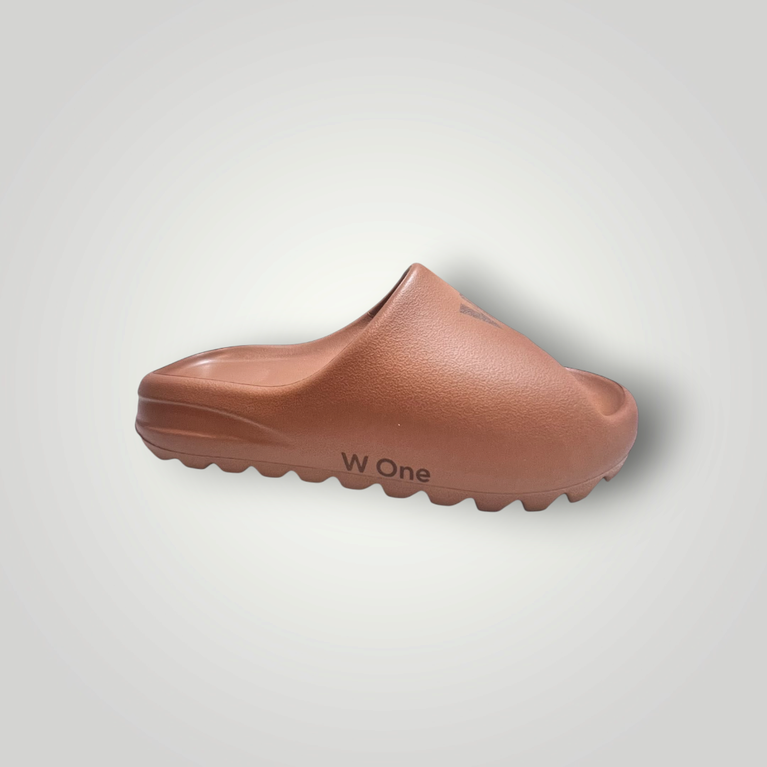 Chinelo slide W One Brand Store Cloud Move na cor chocolate, feito em peça única de EVA leve e design minimalista.