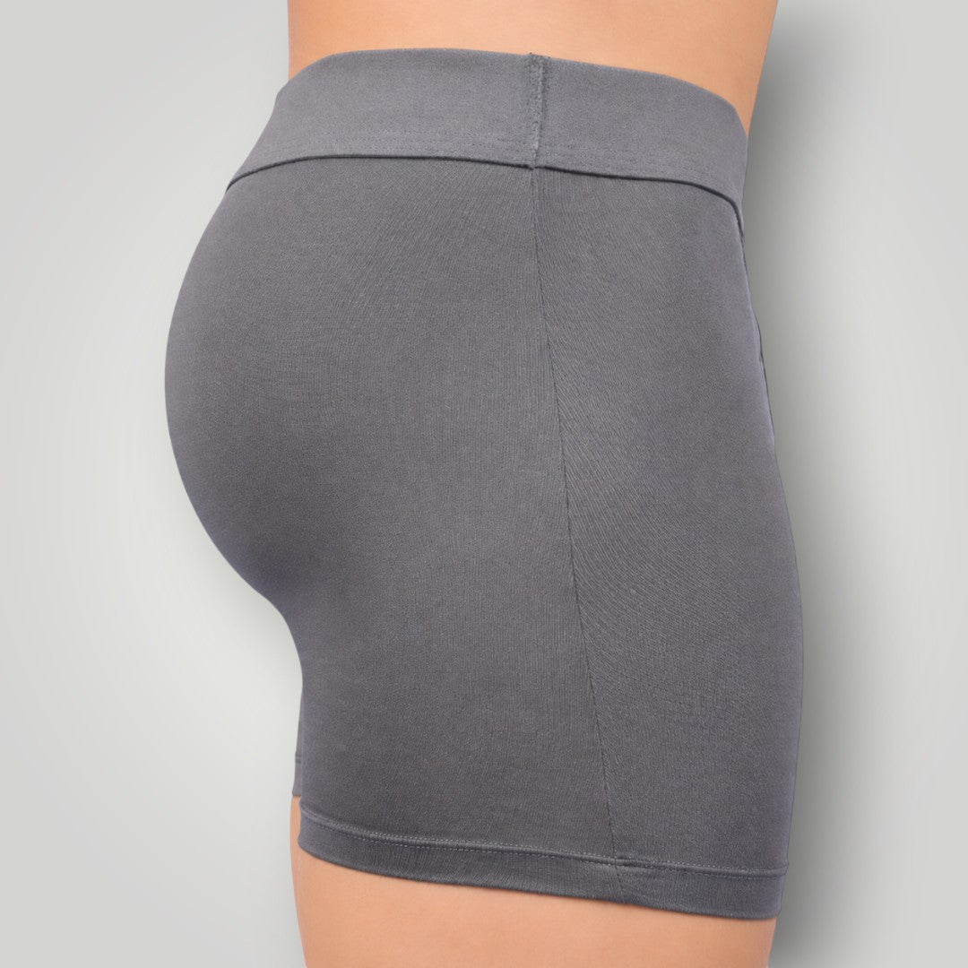 Cueca boxer W One Brand Store na cor chumbo, confeccionada em algodão com elastano, vista lateral no corpo.