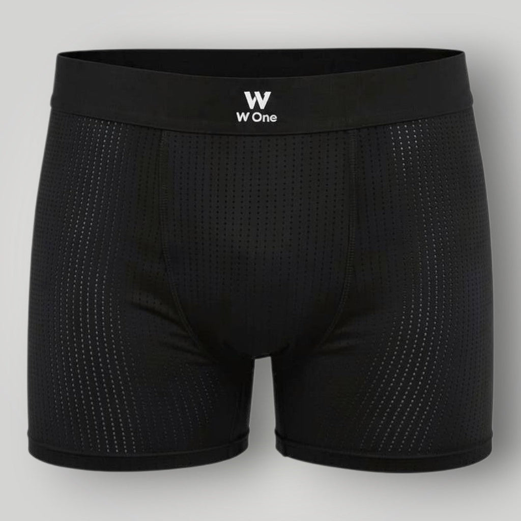 Cueca boxer W One Brand Store preta em poliamida com tecnologia dry, tecido respirável e cós elástico com logo.