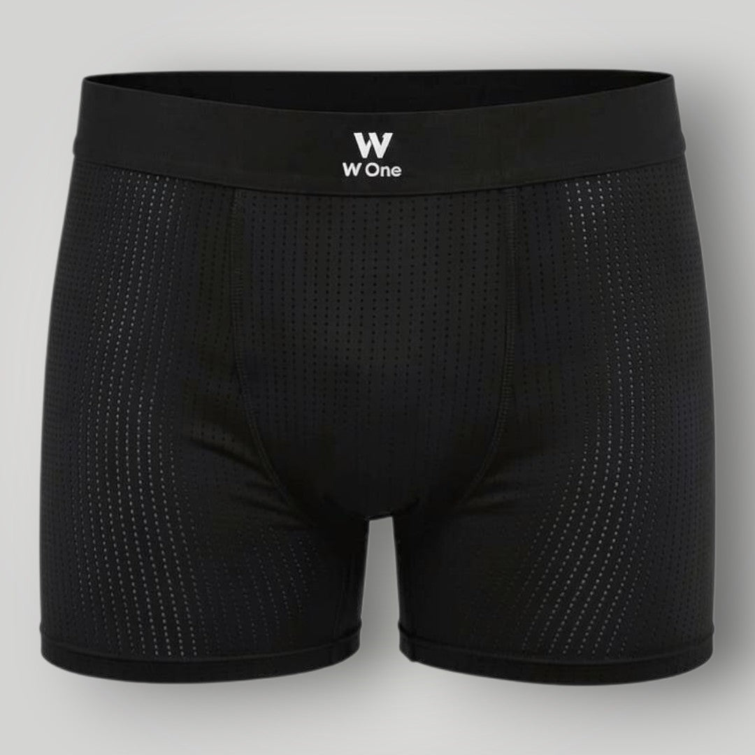 Cueca boxer W One Brand Store preta em poliamida com tecnologia dry, tecido respirável e cós elástico com logo.