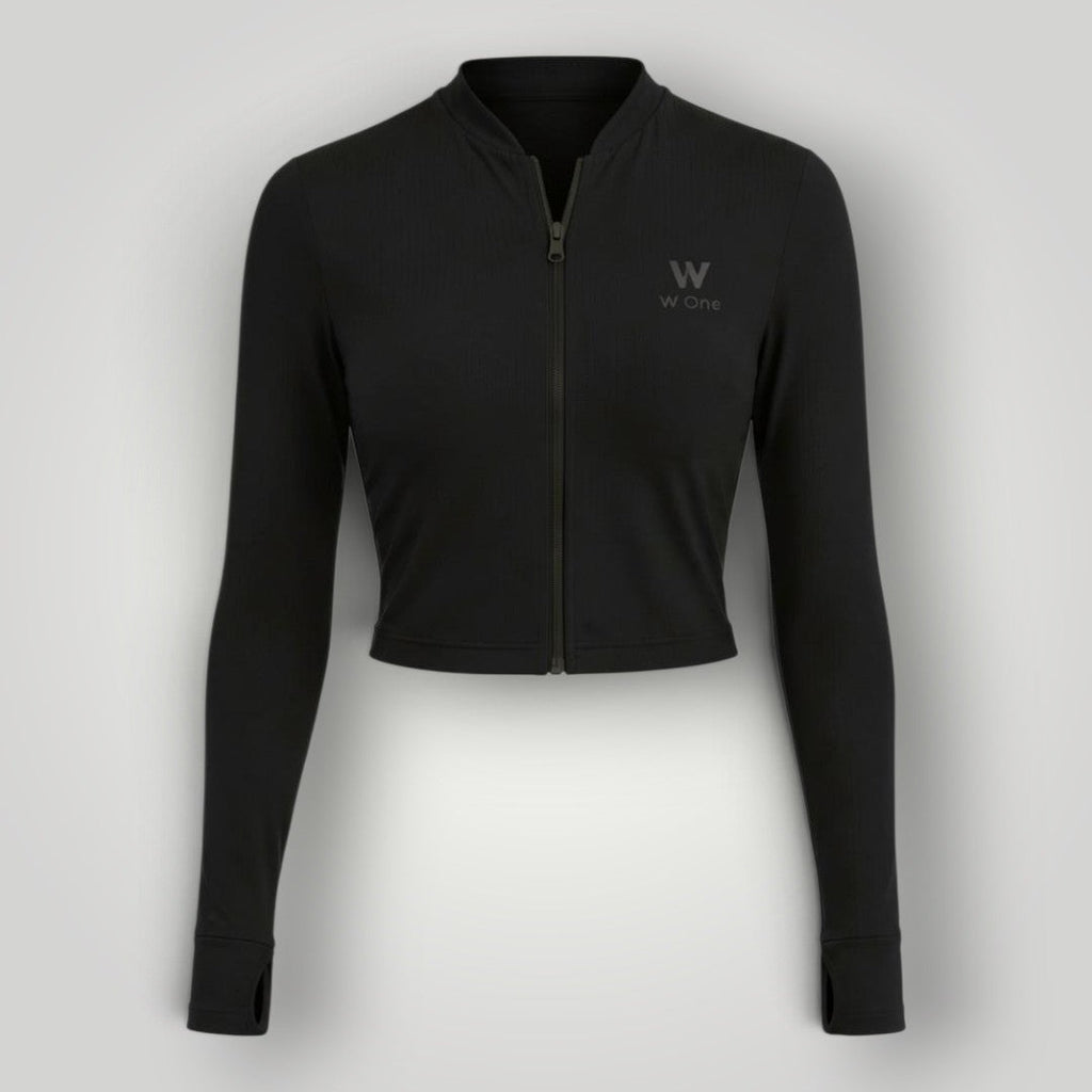 Jaqueta cropped preta W One Brand Store em tecido dry fit com zíper frontal e mangas longas com abertura para polegar