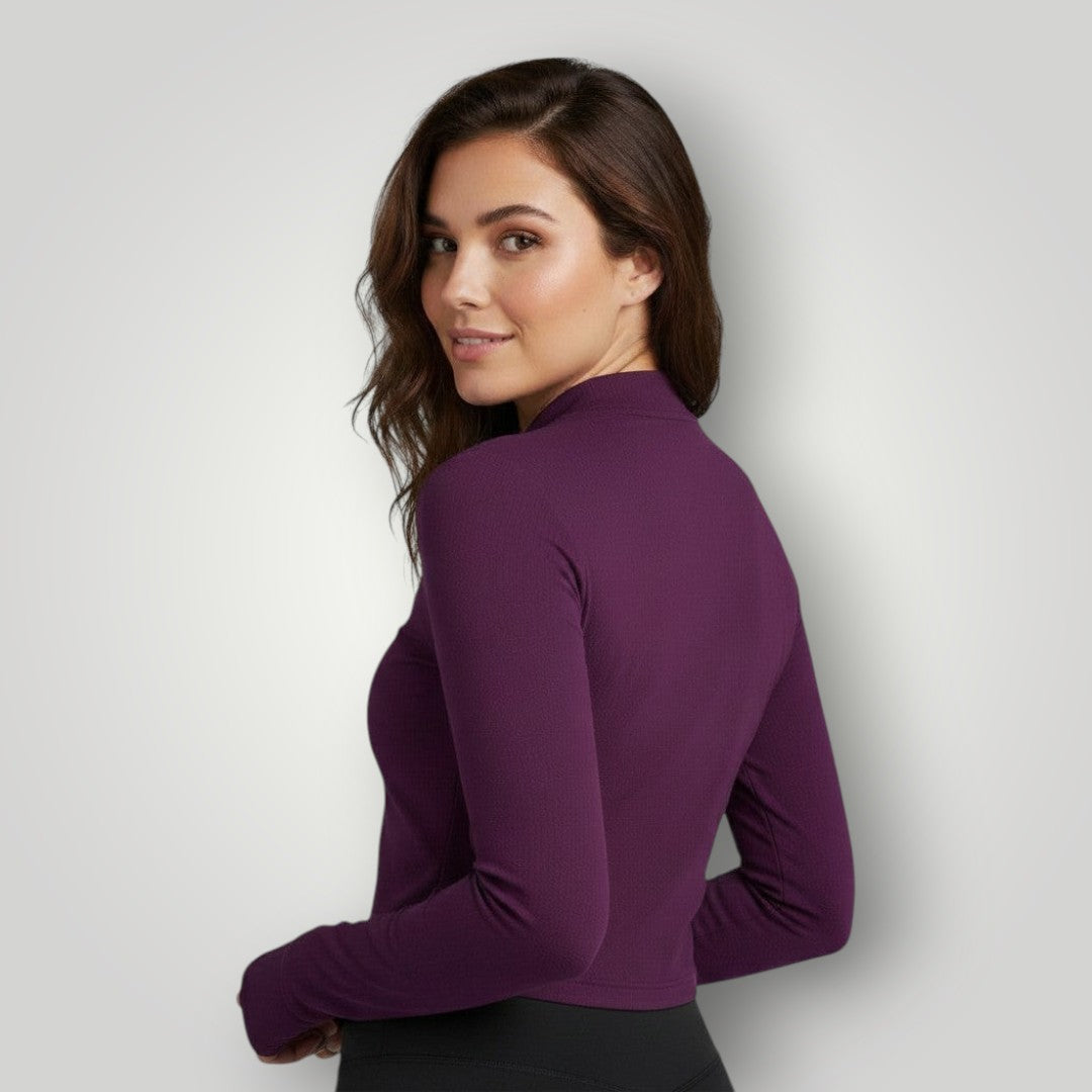Modelo veste jaqueta cropped W One Brand Store na cor vinho, tecido dry fit com proteção solar e ajuste confortável.