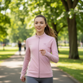 Mulher caminhando em parque usando jaqueta W One Brand Store rosa balé slim com abertura para dedos e zíper frontal