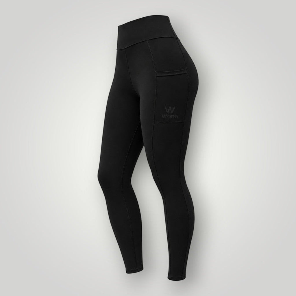 Legging W One Brand Store preta com bolso lateral funcional, tecido de média compressão e ajuste confortável ao corpo.