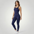 Macacão fitness azul marinho W One Brand Store em poliamida com costas cruzadas e logo discreto.