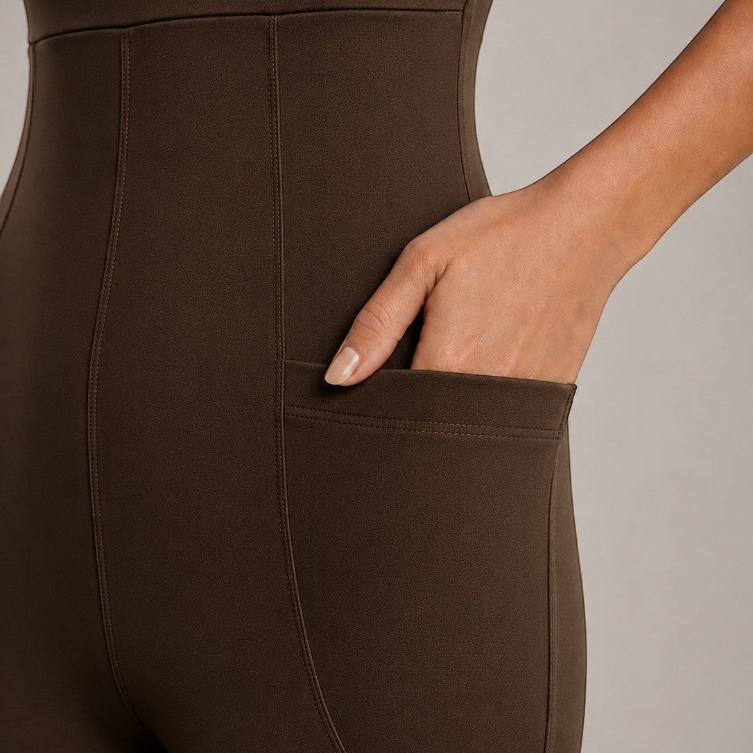 Detalhe do bolso lateral no macacão W One Brand Store Flex Core na cor café com tecido de poliamida e elastano