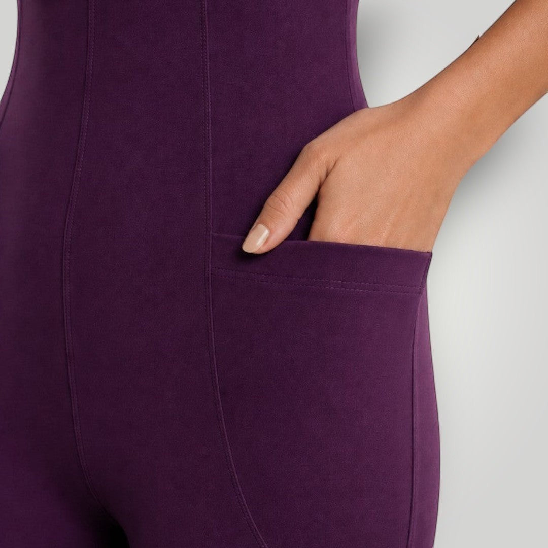 Detalhe do bolso lateral no macacão esportivo W One Brand Store na cor vinho com tecido de poliamida e elastano
