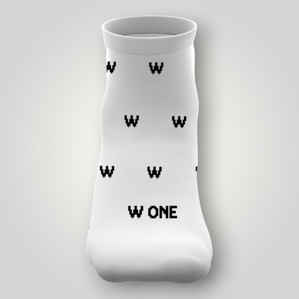 Meia semi-invisível W One Brand Store branca em algodão com estampa de letras W e logo W One