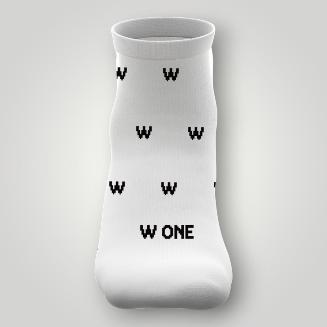 Meia semi-invisível W One Brand Store branca em algodão com estampa de letras W e logo W One