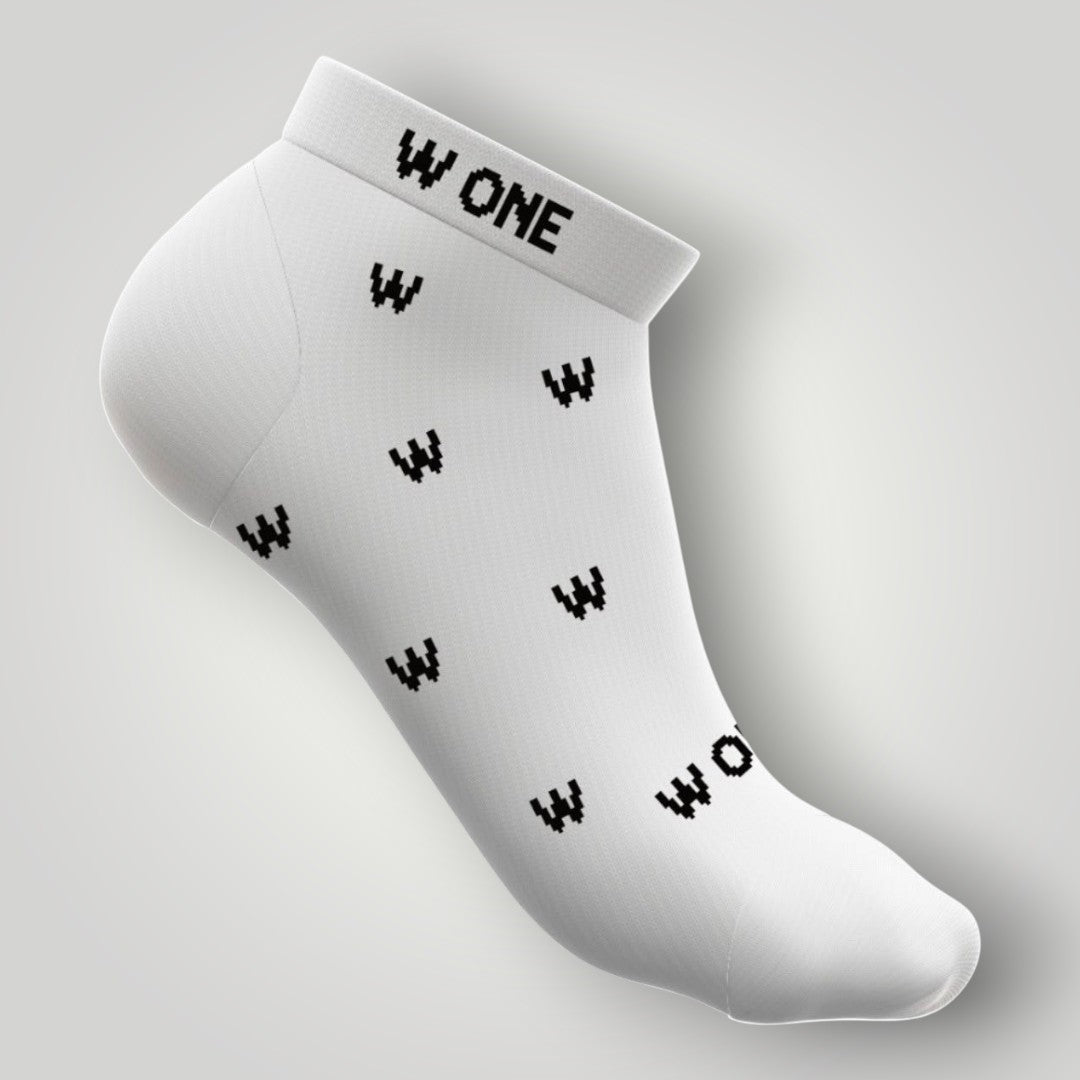 Meia semi-invisível branca W One Brand Store em algodão com estampa de letras W e logo no punho