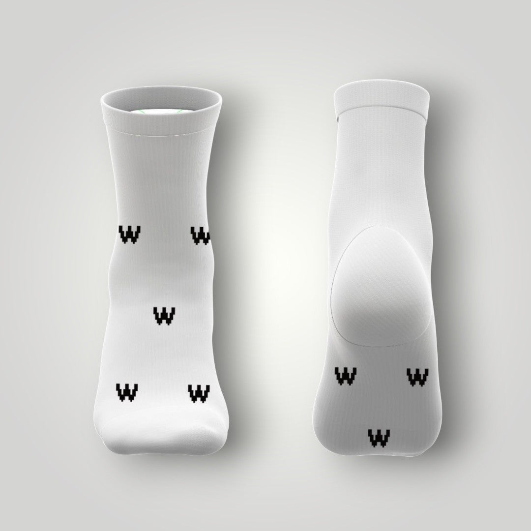 Meia cano curto branca W One Brand Store com estampa de logos pretos, ideal para looks esportivos e casuais.