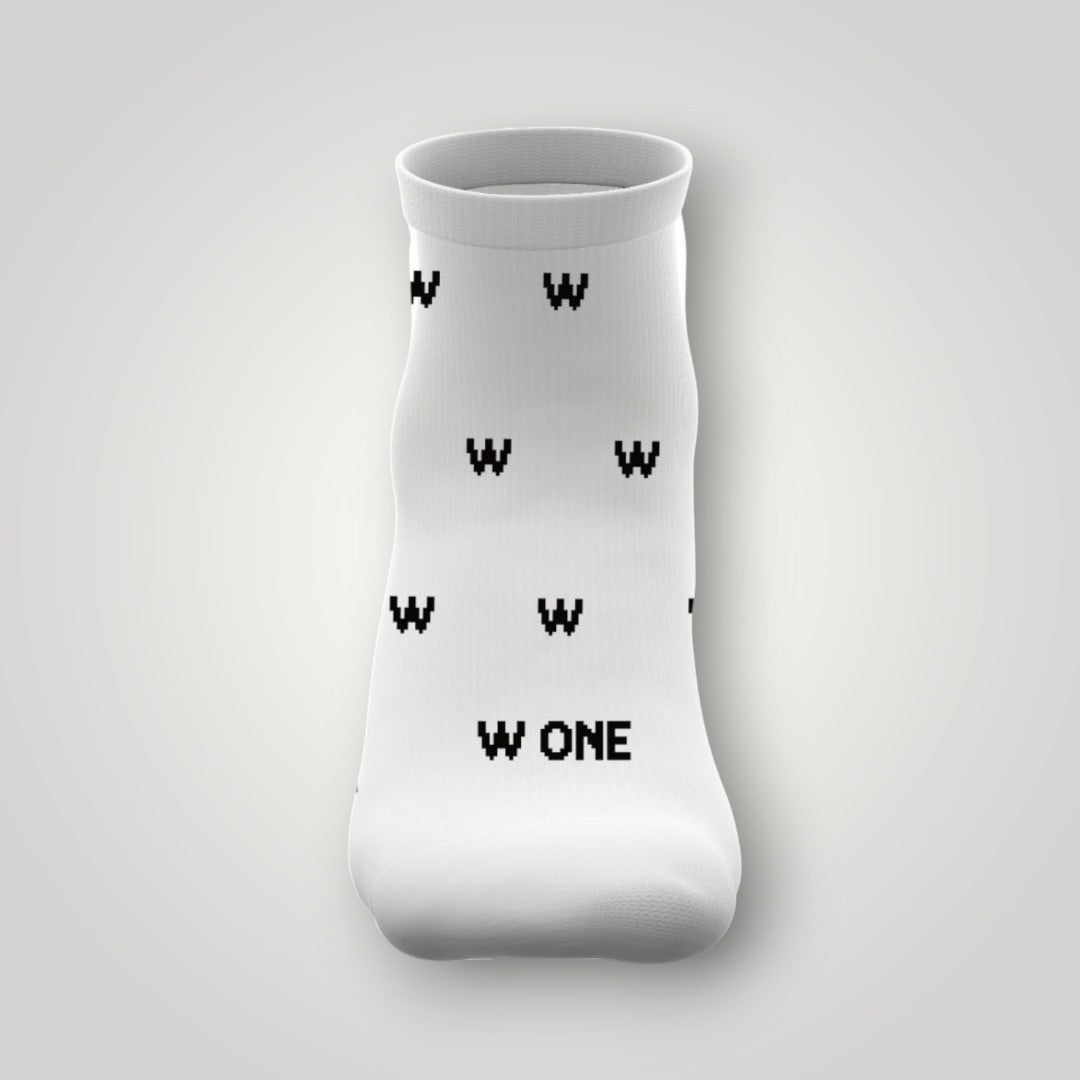 Meia invisível branca W One Brand Store com estampa de logos W pretos e nome da marca na parte frontal