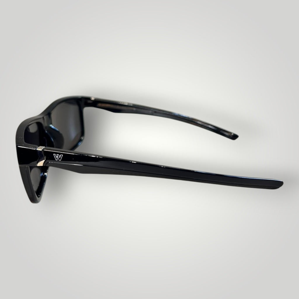 Óculos de sol W One Brand Store em acetato preto com lentes fumê polarizadas, vista lateral da haste com logo