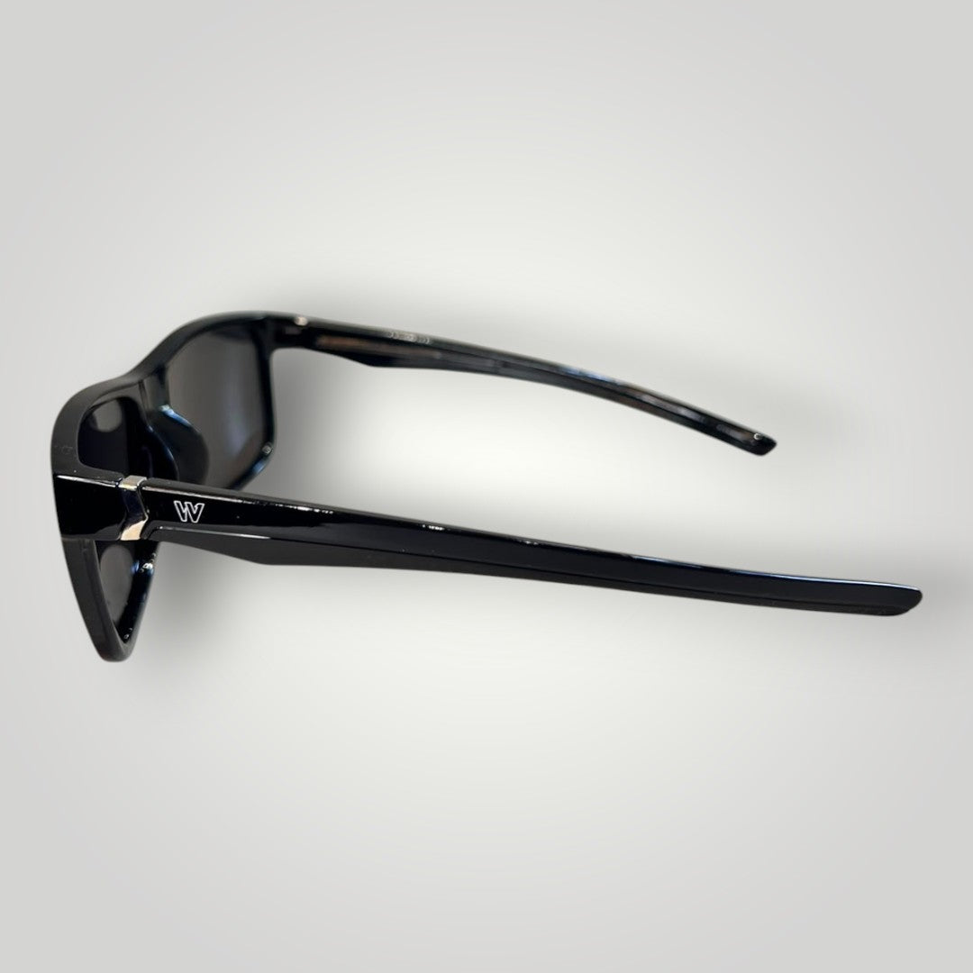 Óculos de sol W One Brand Store em acetato preto com lentes fumê polarizadas, vista lateral da haste com logo