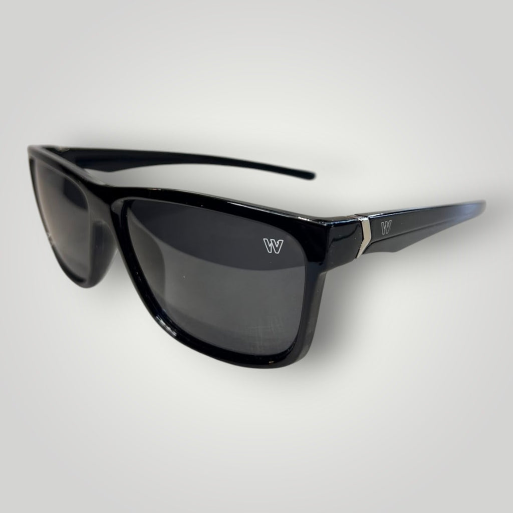 Óculos de sol W One Brand Store em acetato preto com lentes fumê polarizadas e detalhe de logo na haste