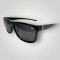 Óculos de sol W One Brand Store em acetato preto com lentes fumê polarizadas e detalhe de logo na haste