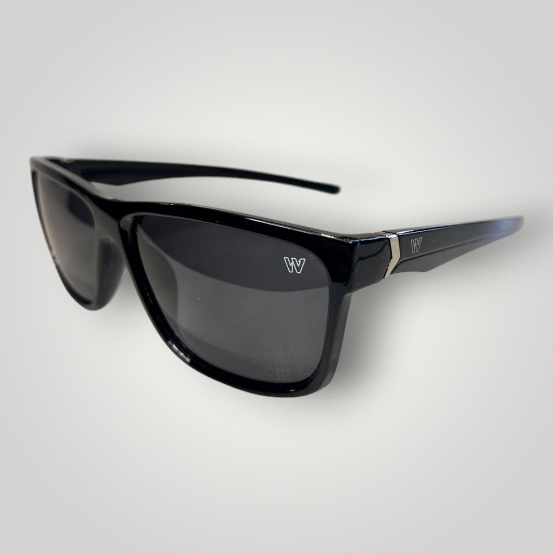 Óculos de sol W One Brand Store em acetato preto com lentes fumê polarizadas e detalhe de logo na haste