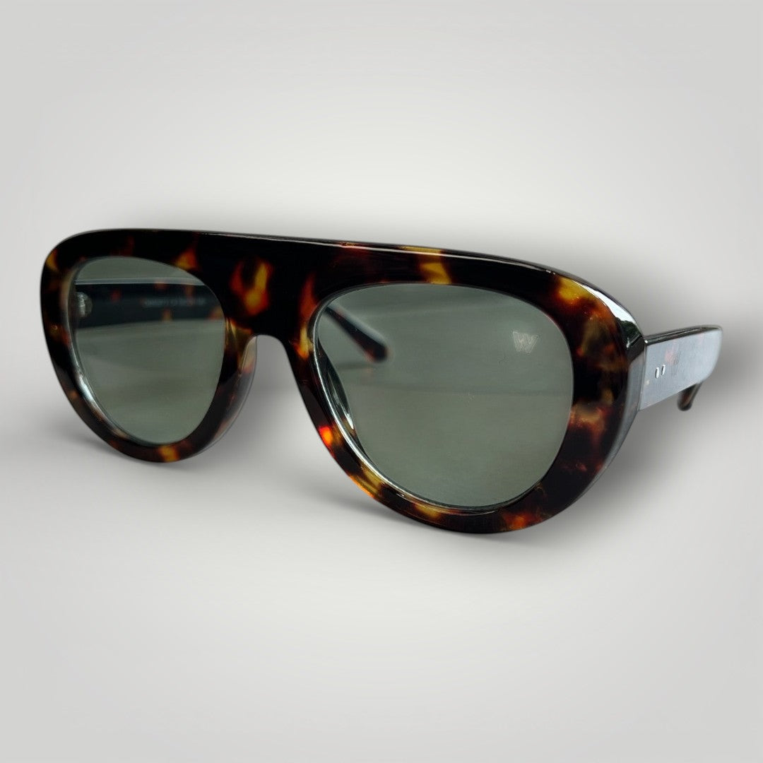 Óculos de sol aviador W One Brand Store em acetato com estampa camuflada marrom e lentes verdes com proteção UV400.