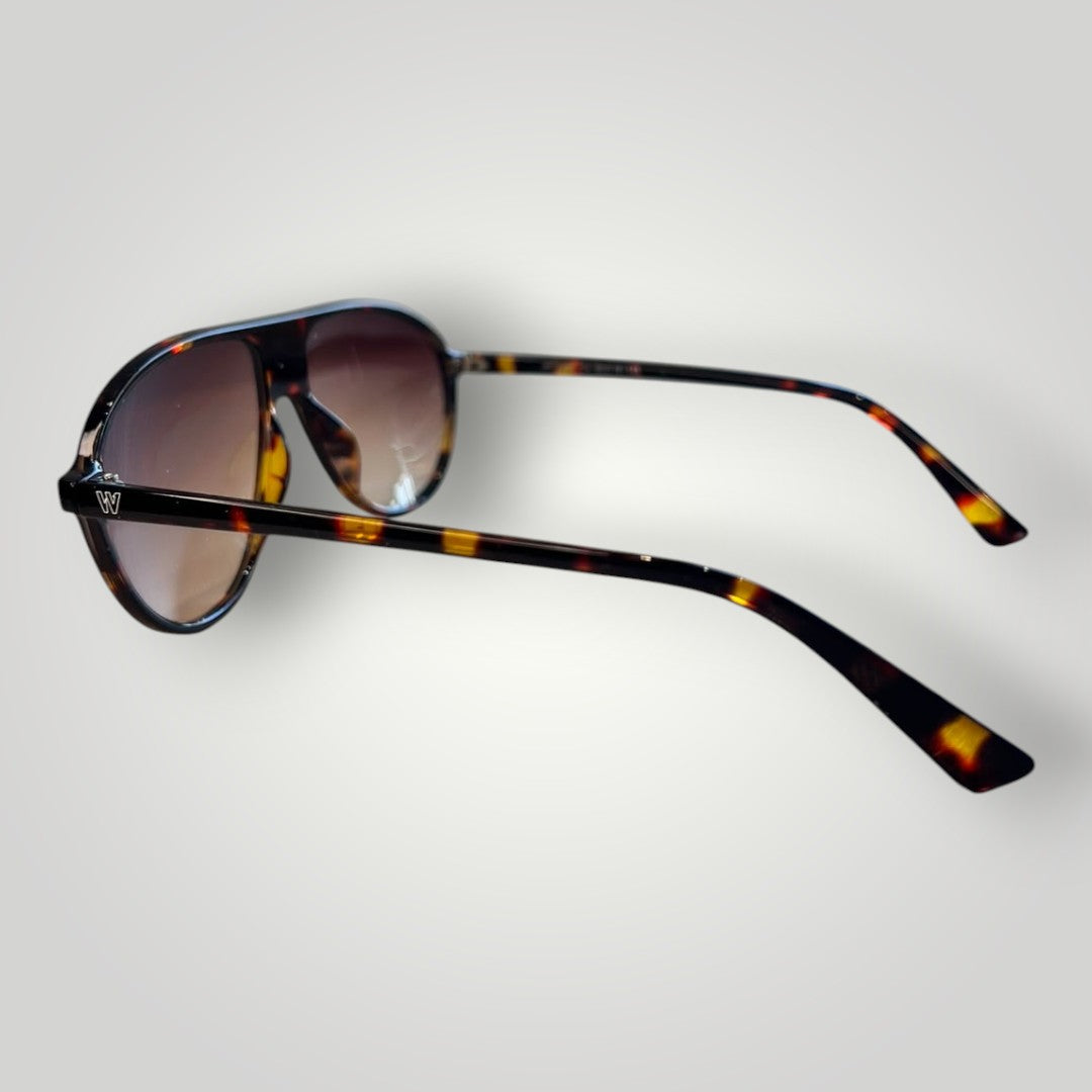 Óculos de sol aviador W One Brand Store com armação em acetato camuflado e lentes marrons em fundo com sombras