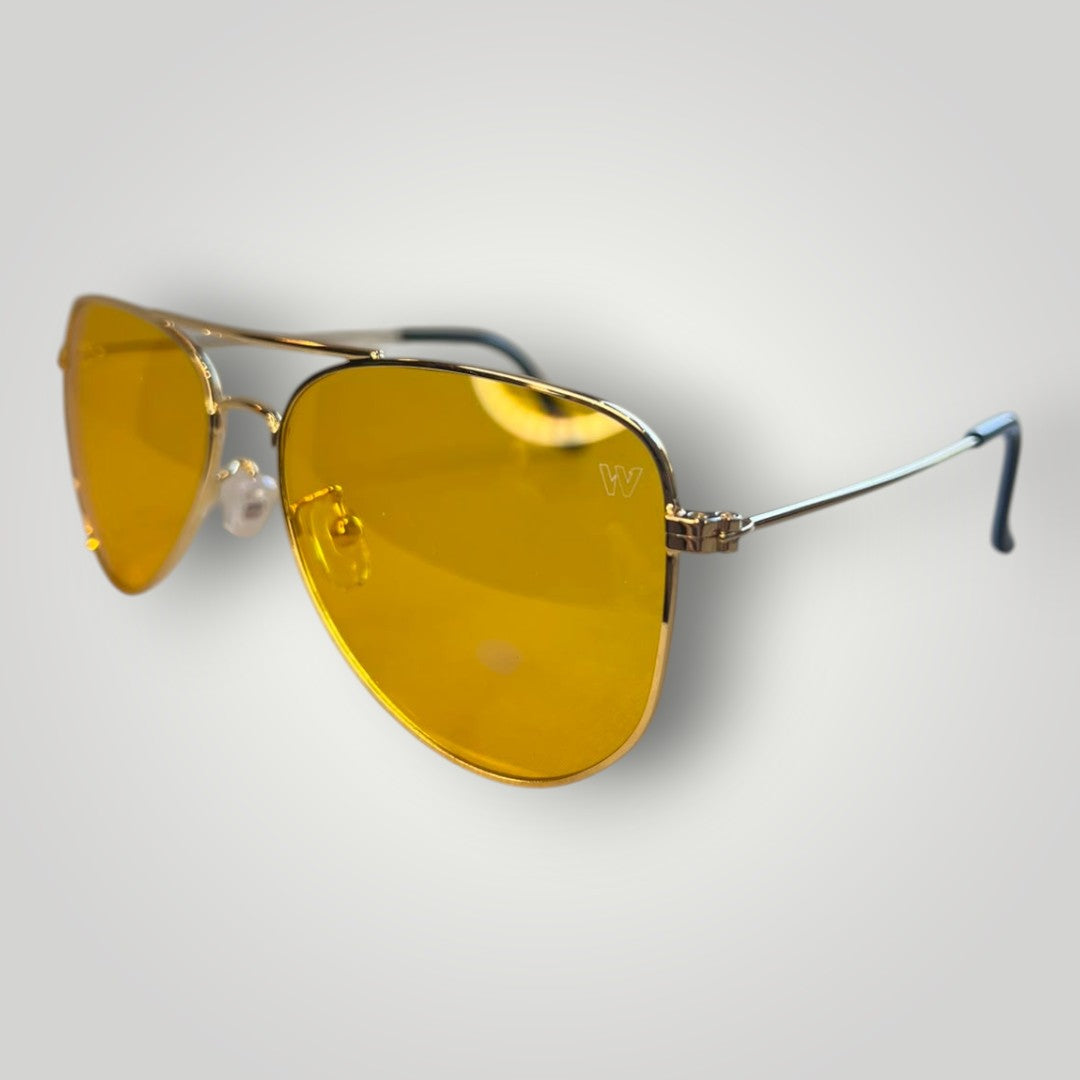 Óculos de sol aviador W One Brand Store com armação de metal dourado e lentes amarelas em estilo clássico