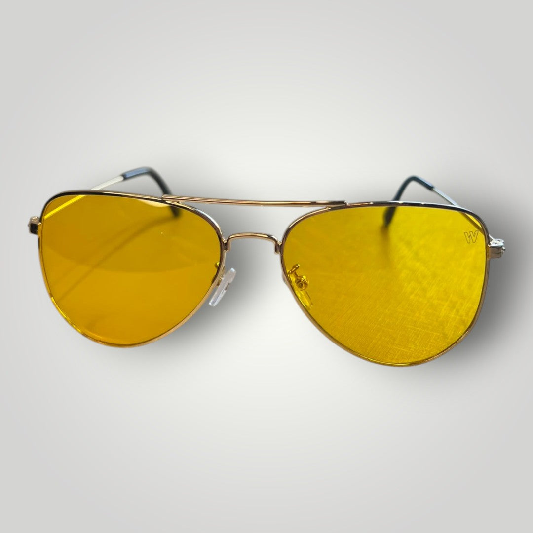 Óculos de sol aviador W One Brand Store com armação de metal dourado e lentes amarelas vibrantes