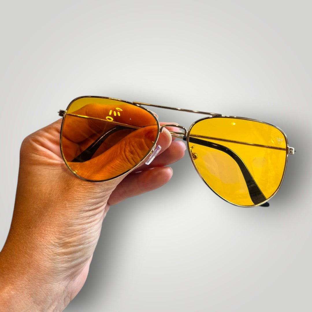 Óculos de sol aviador W One Brand Store com armação de metal dourado e lentes amarelas vibrantes
