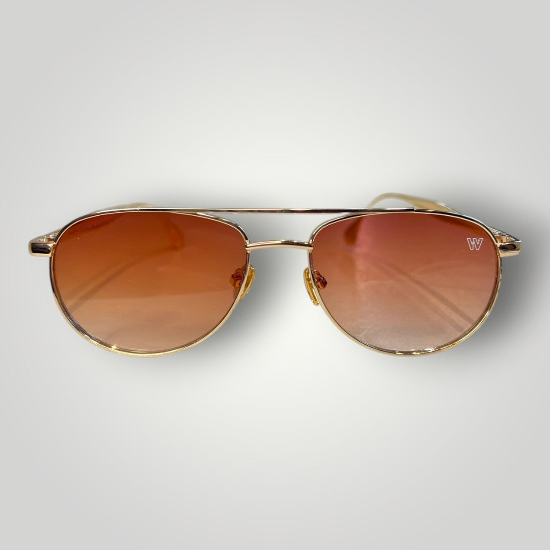 Óculos de sol W One Brand Store modelo aviador mini com armação de metal dourado e lentes marrons degradê.