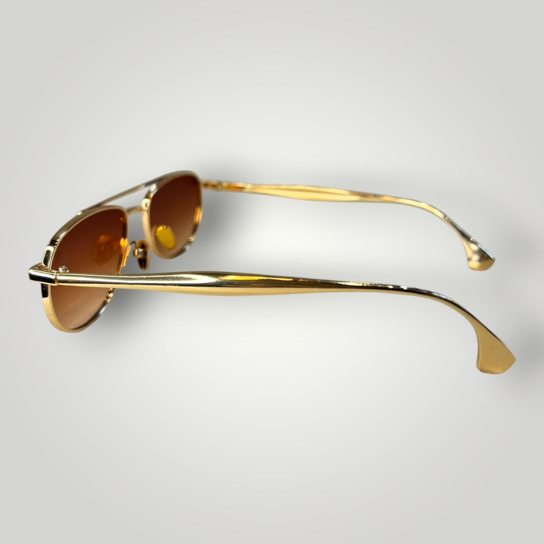 Óculos de sol aviador mini W One Brand Store com armação de metal dourado e lentes marrons em vista lateral