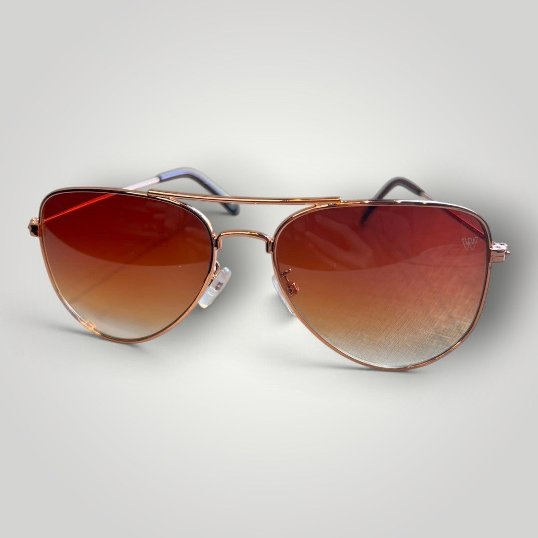 Óculos de sol aviador W One Brand Store com armação de metal dourado e lentes degradê marrons