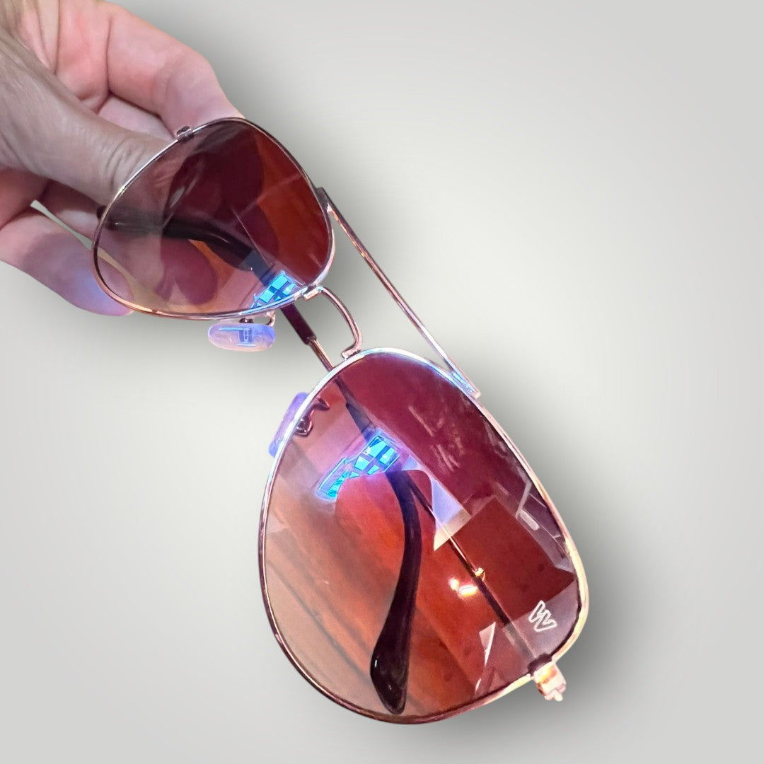 Óculos de sol aviador W One Brand Store com armação de metal dourado e lentes marrons clássicas