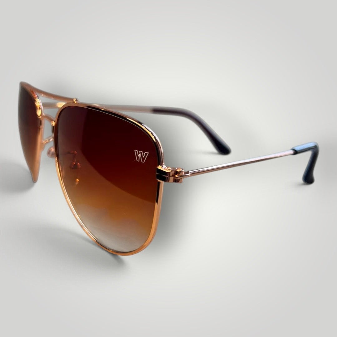 Óculos de sol aviador W One Brand Store com armação de metal dourado e lentes marrons degradê
