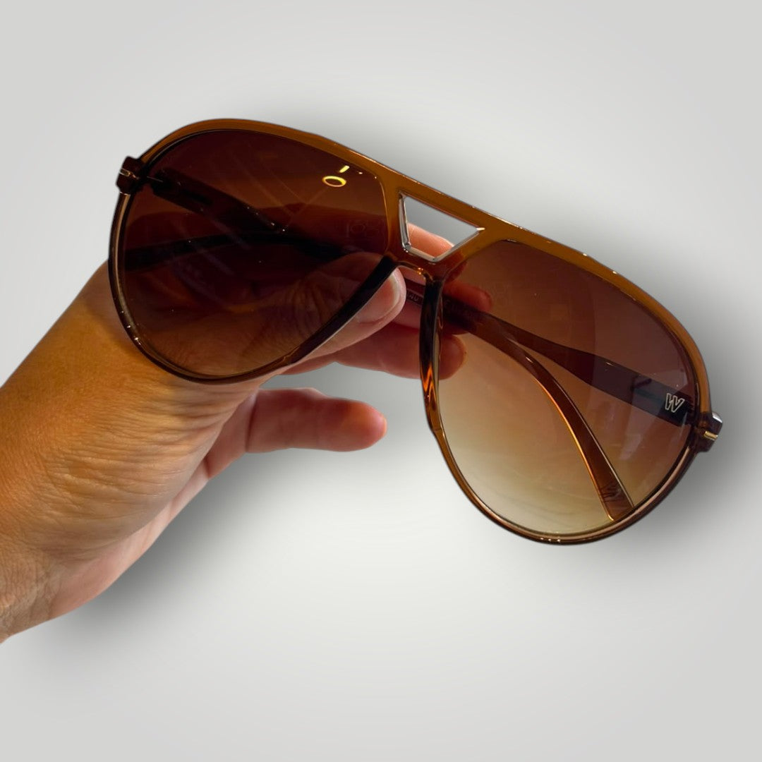 Óculos de sol W One Brand Store modelo aviador grande em acetato marrom com lentes degradê no mesmo tom