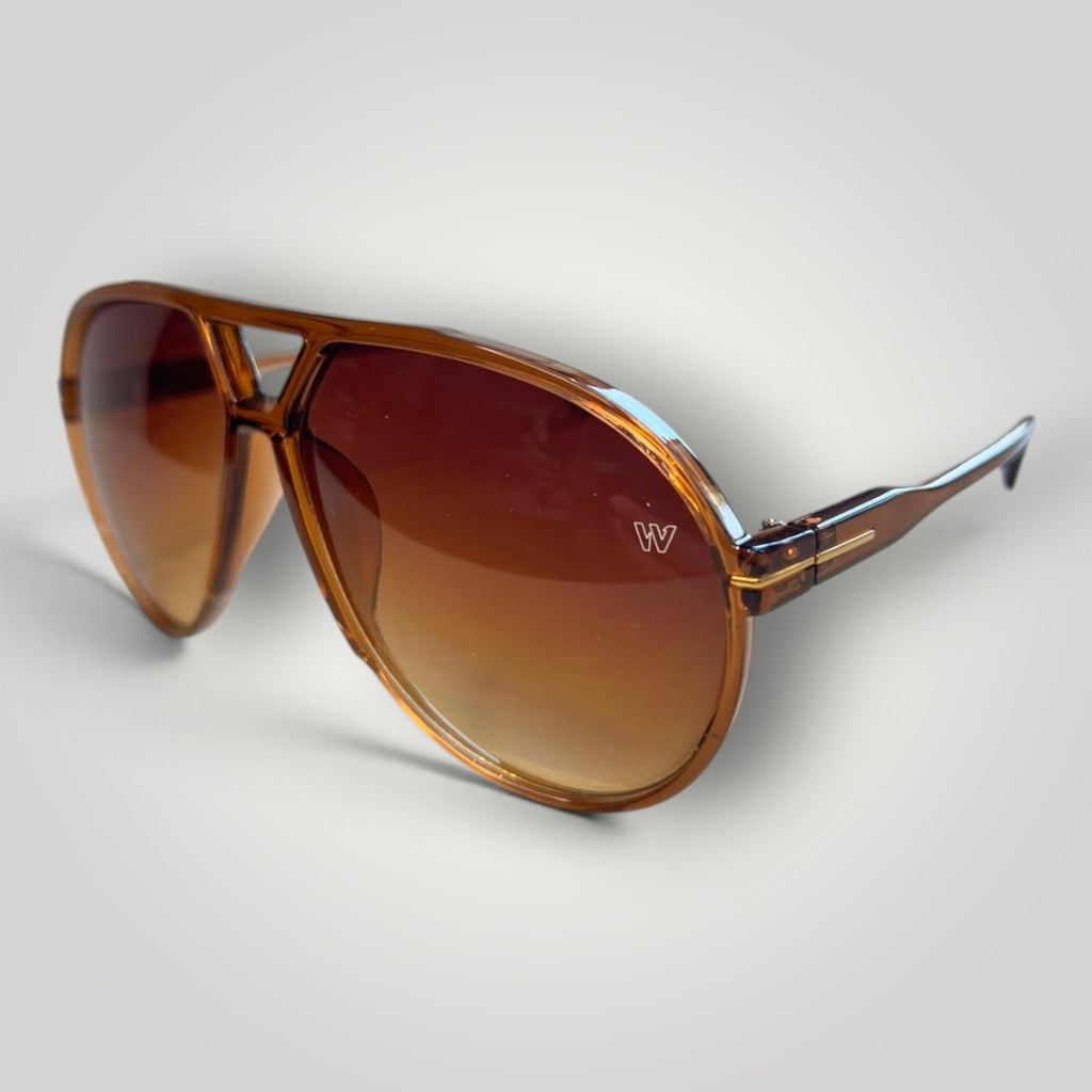 Óculos de sol W One Brand Store modelo aviador grande com armação em acetato marrom e lentes degradê marrons.
