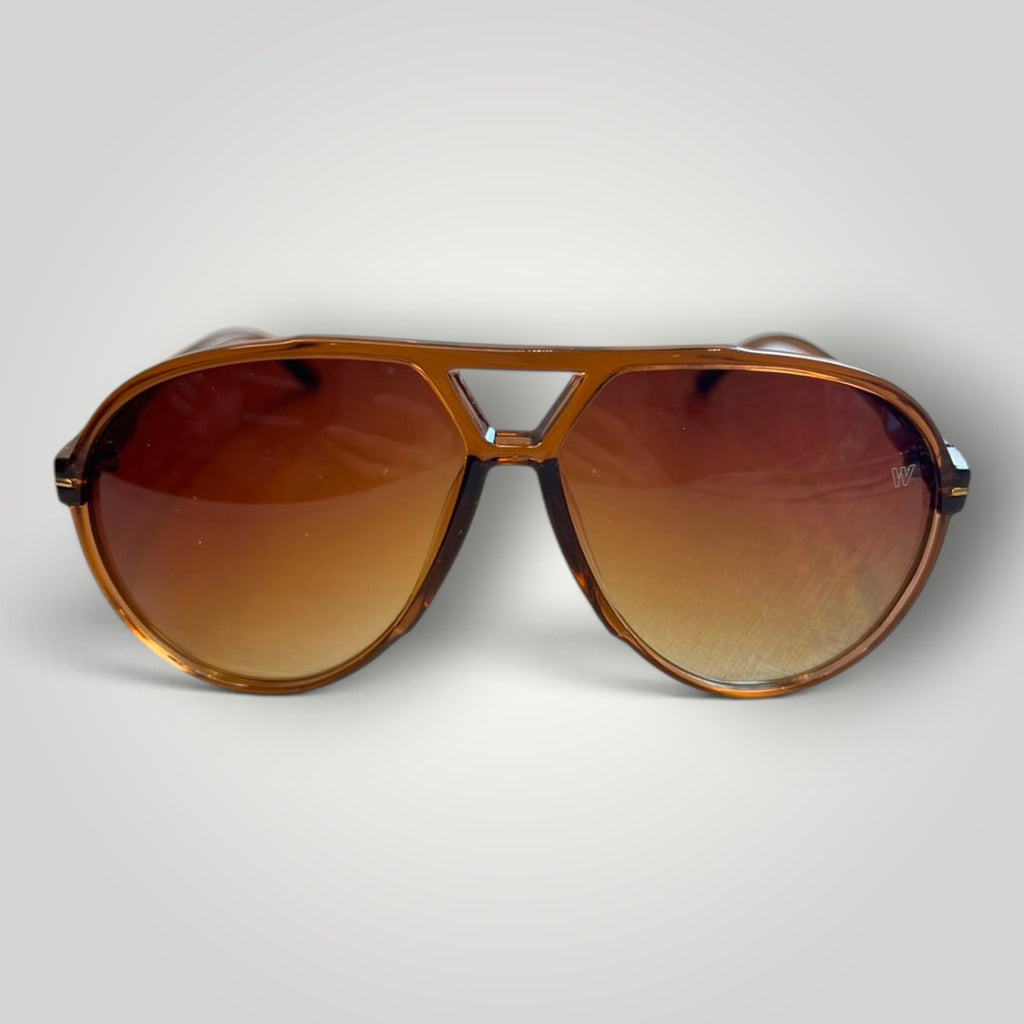 Óculos de sol W One Brand Store modelo aviador grande com armação em acetato marrom e lentes degradê no mesmo tom.