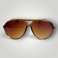 Óculos de sol W One Brand Store modelo aviador grande com armação em acetato marrom e lentes degradê no mesmo tom.
