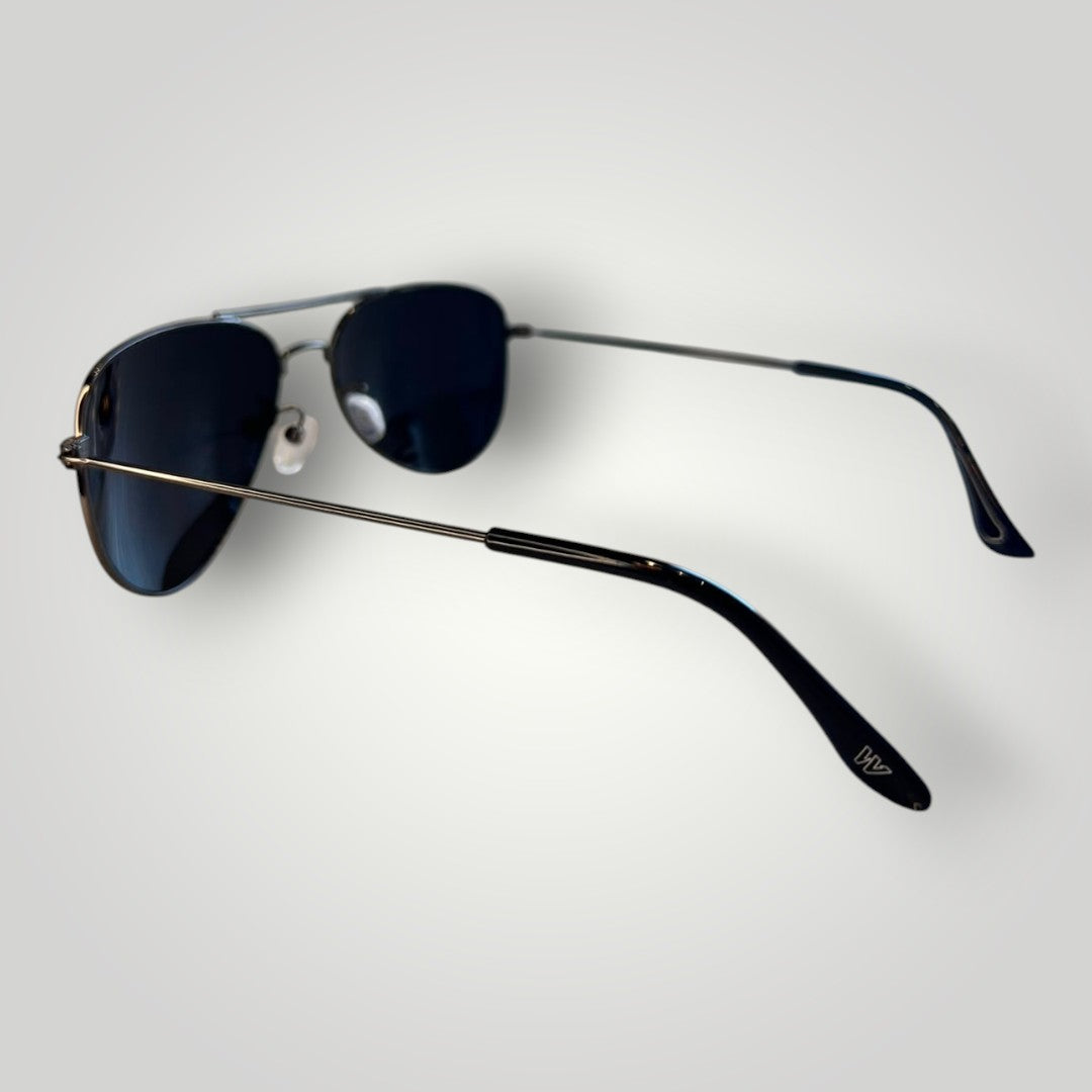 Óculos de sol aviador W One Brand Store com armação de metal preta e lentes fumê em vista lateral